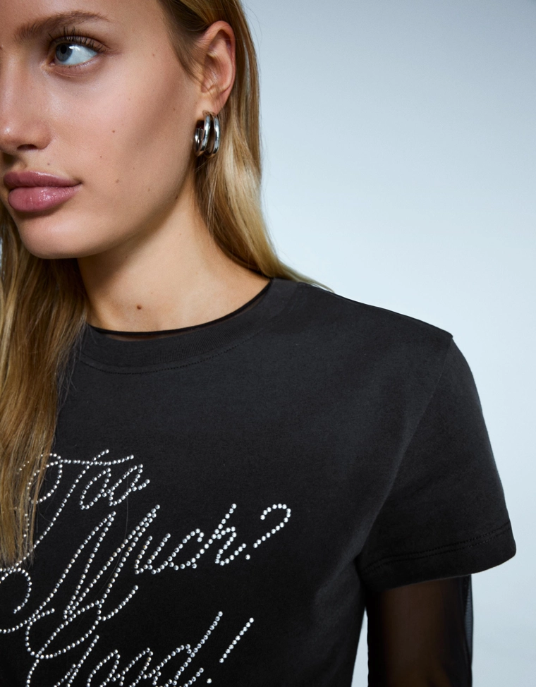 Футболка с принтом и стразами