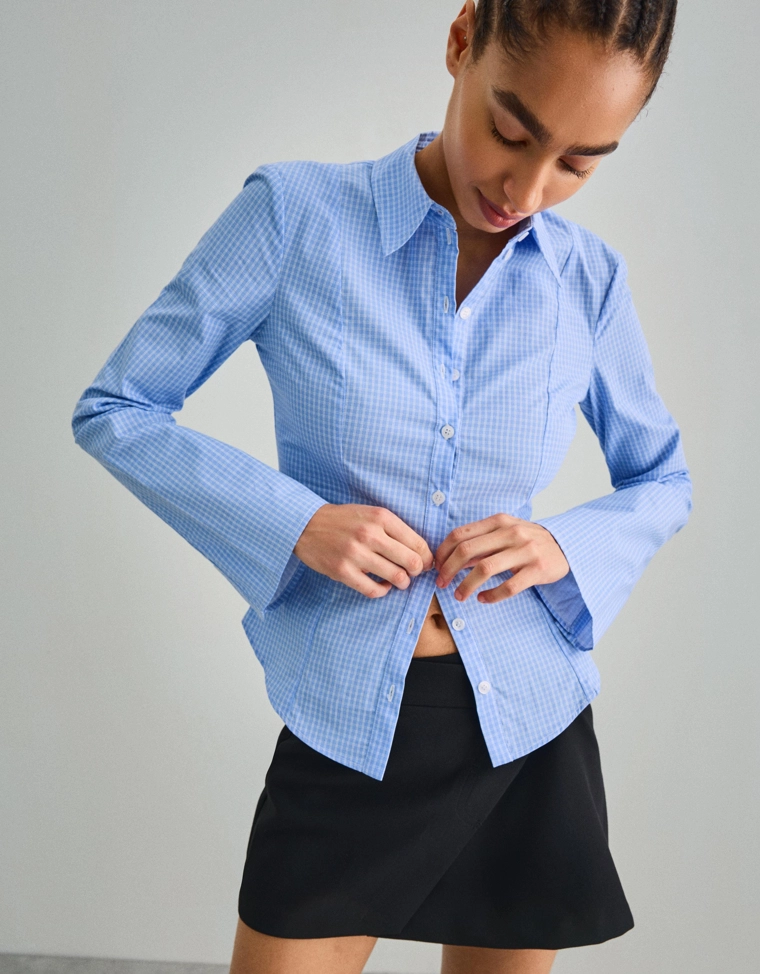 Рубашка облегающего кроя с расклешенными рукавами