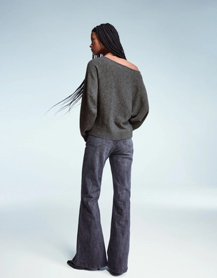 Свитер с вырезом «лодочка» и заклепками- Заказать в России