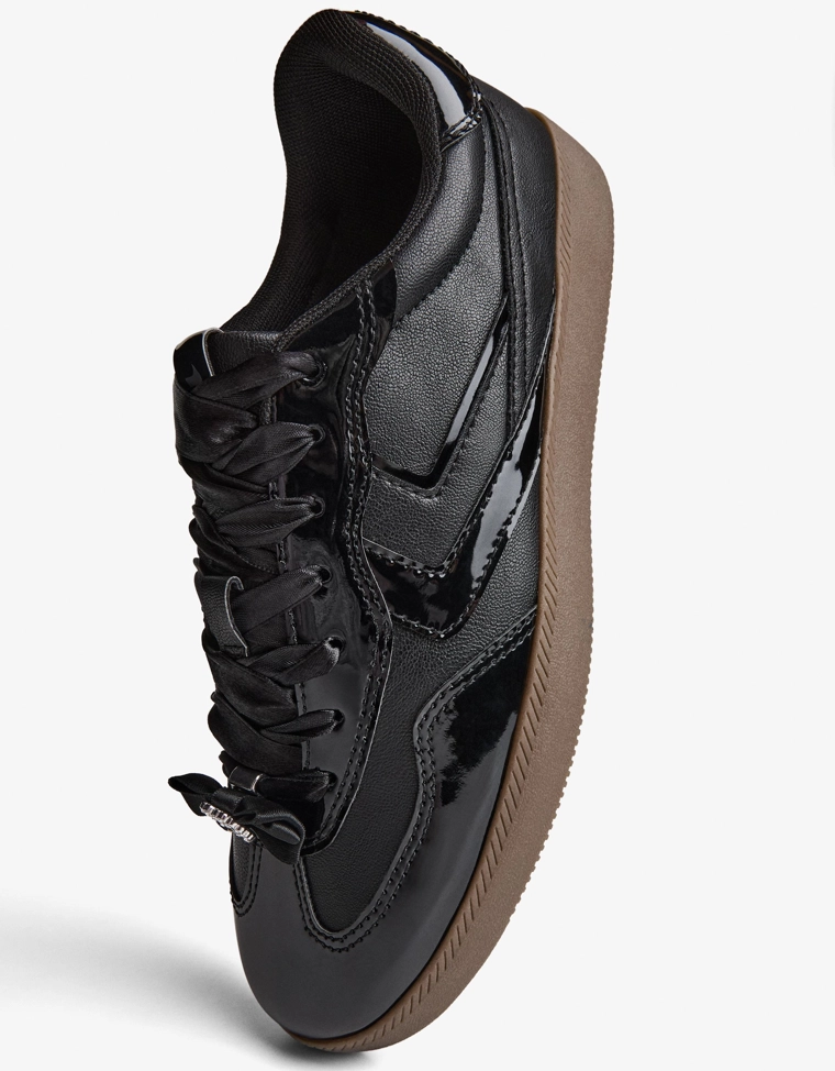 Ретро-кроссовки с шармами