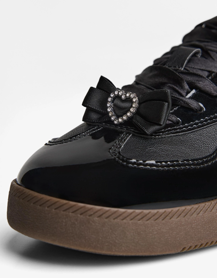 Ретро-кроссовки с шармами