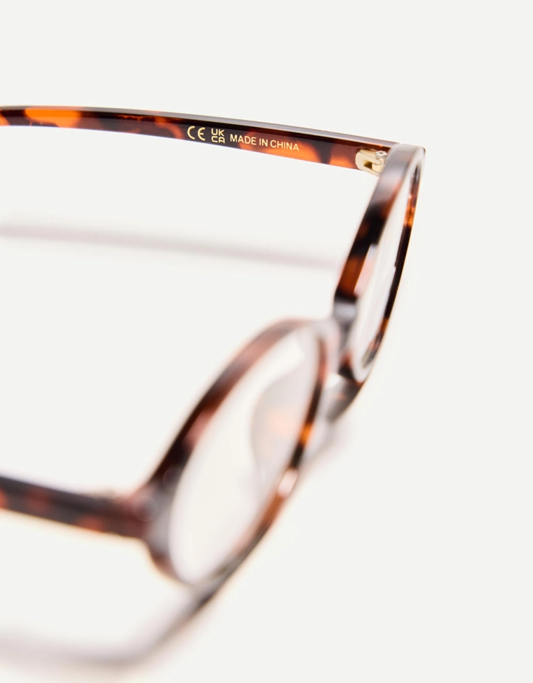 Солнцезащитные очки в овальной каучуковой оправе