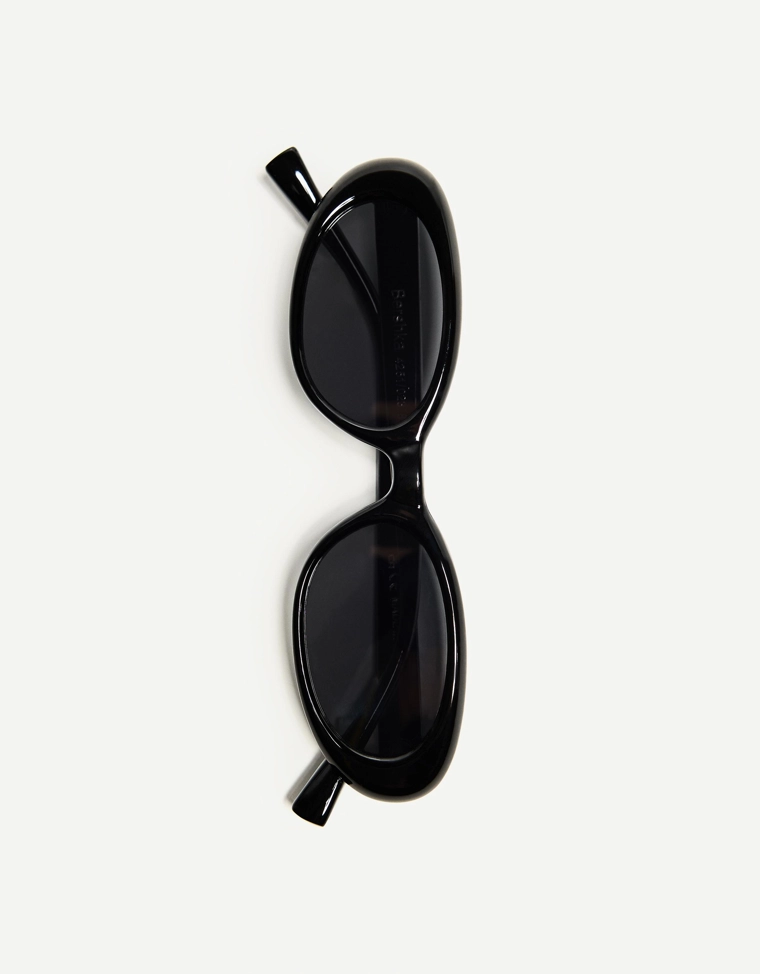 Солнечные очки в овальной пластмассовой оправе