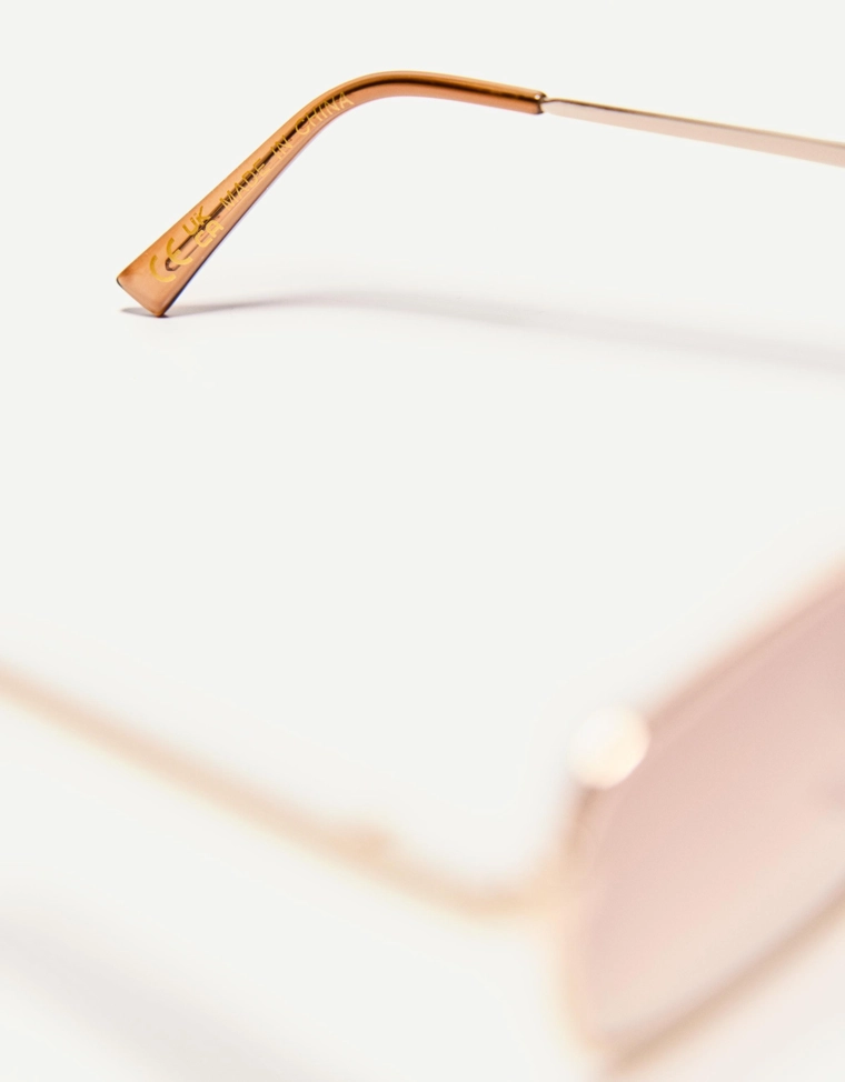 Очки в металлической оправе