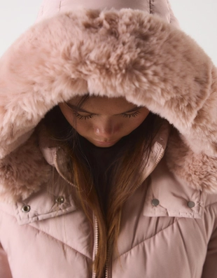 Пуховик из водоотталкивающей ткани с капюшоном и мехом- Заказать в России