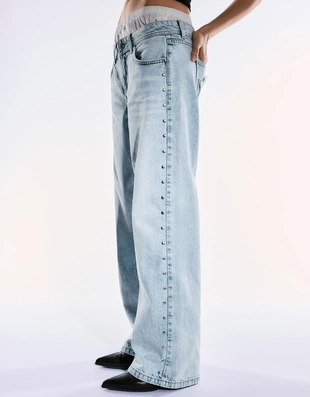 Джинсы свободного кроя с заклёпками-звёздами- Заказать в России