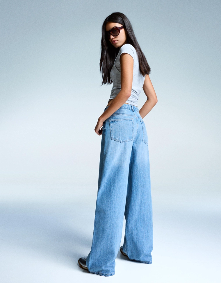 Джинсы с широкими штанинами и поясом на запахе