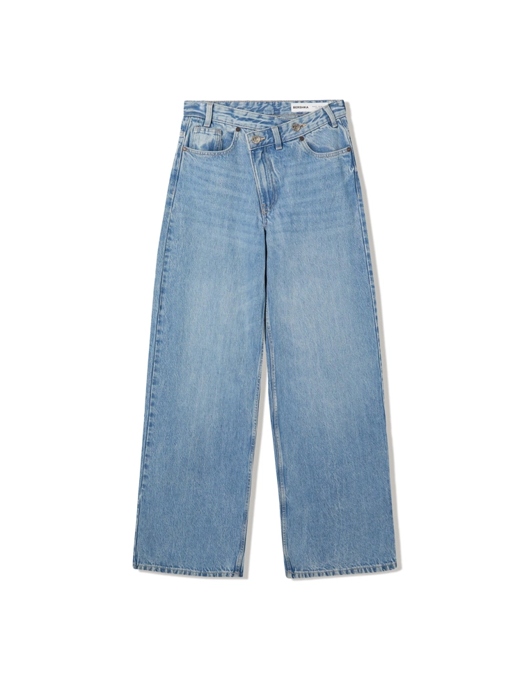 Джинсы с широкими штанинами и поясом на запахе