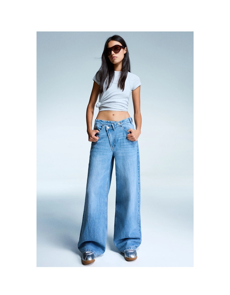 Джинсы с широкими штанинами и поясом на запахе