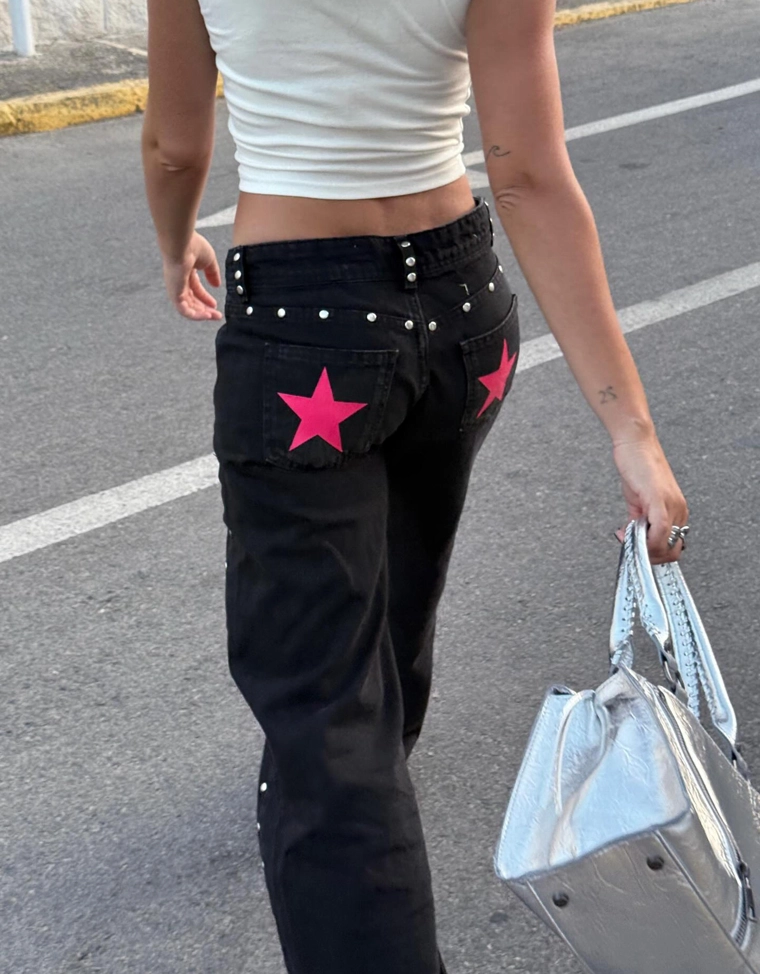 Джинсы свободного кроя с заклёпками-звёздами