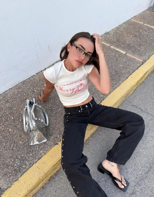 Джинсы свободного кроя с заклёпками-звёздами- Заказать в России