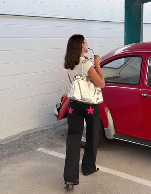 Джинсы свободного кроя с заклёпками-звёздами- Заказать в России