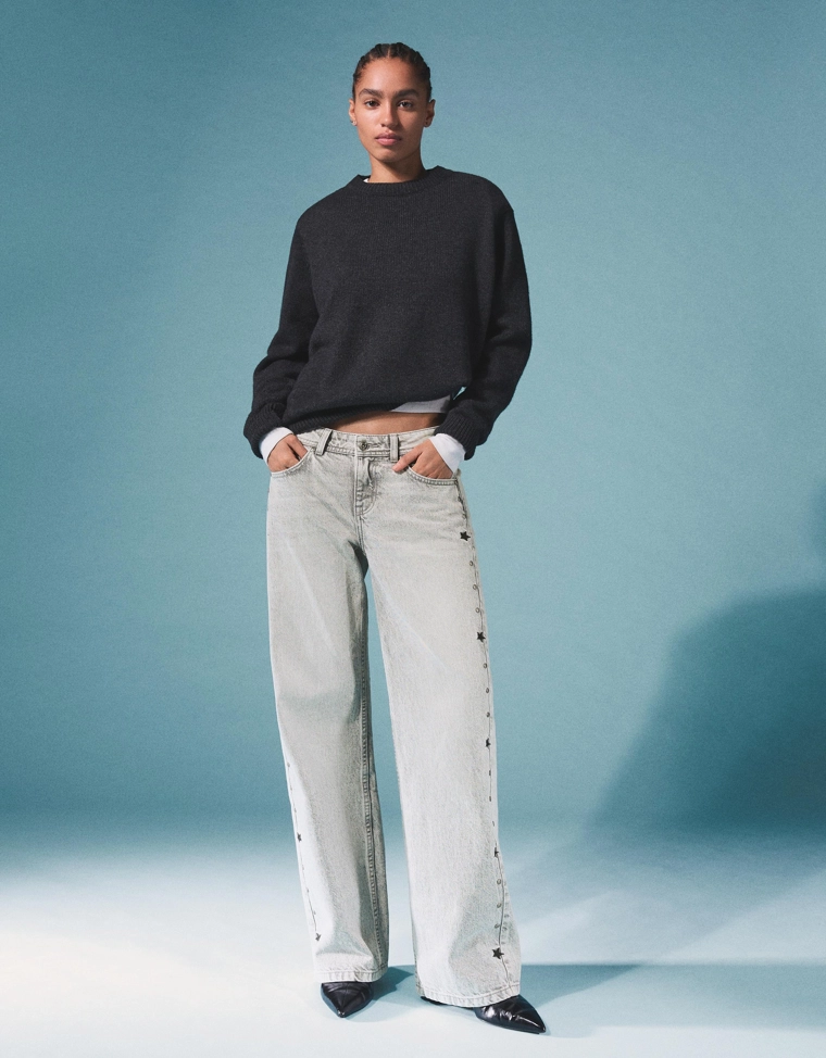 Джинсы свободного кроя с заклёпками-звёздами