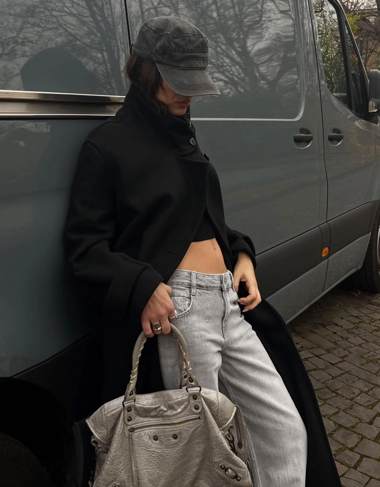 Джинсы с широкими штанинами и низкой посадкой