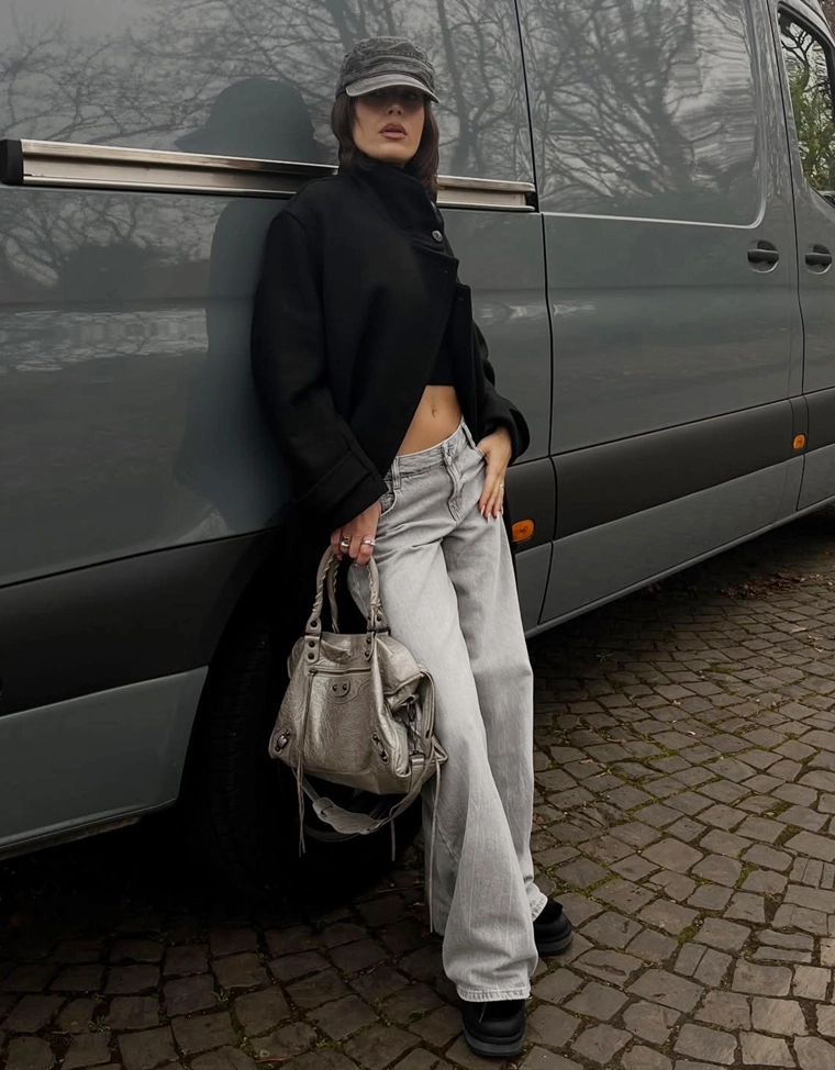 Джинсы с широкими штанинами и низкой посадкой