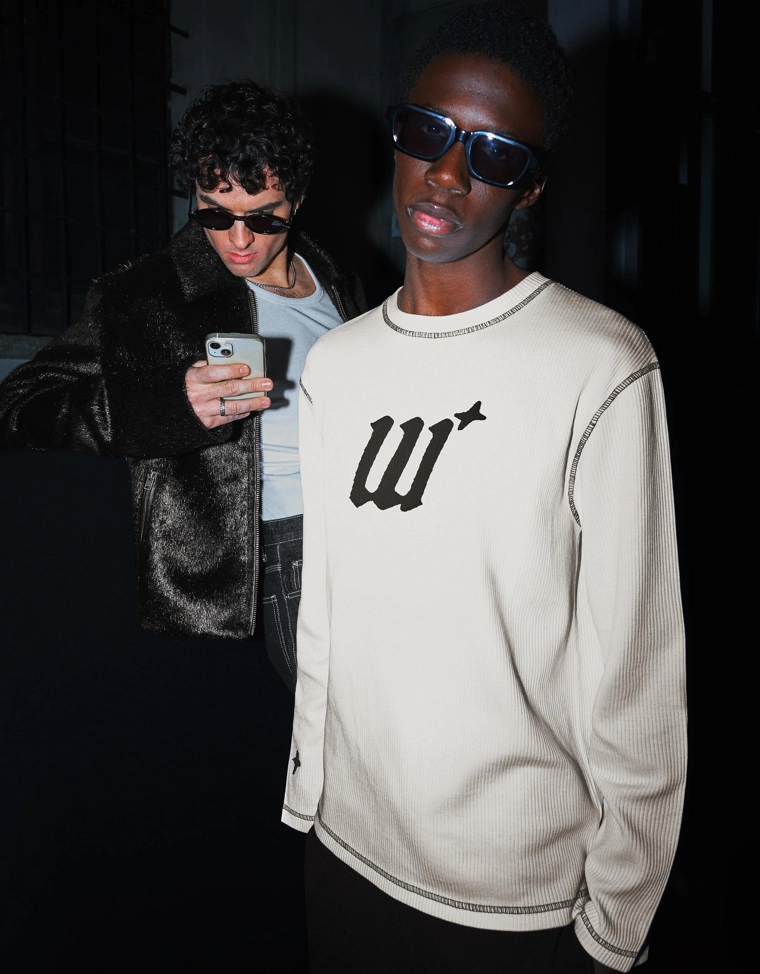 Футболка с длинными рукавами в рубчик с нашивкой