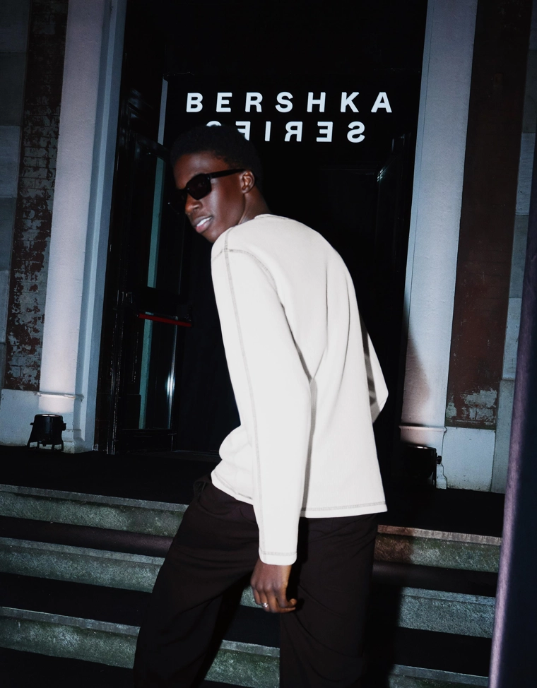 Футболка с длинными рукавами в рубчик с нашивкой