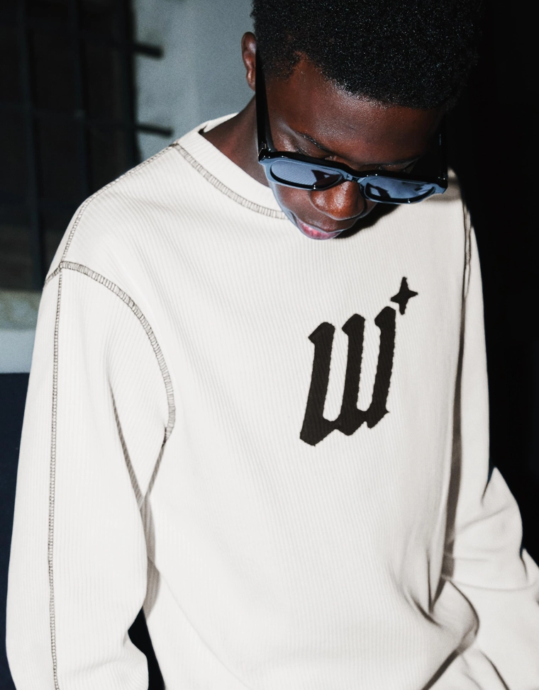 Футболка с длинными рукавами в рубчик с нашивкой