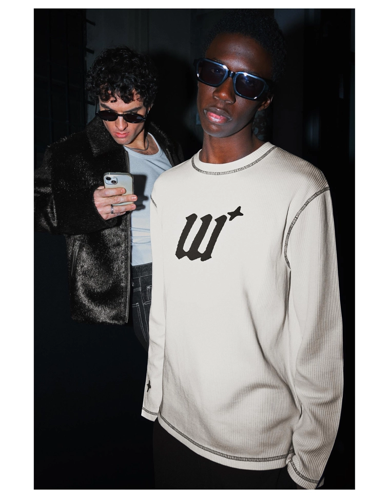 Футболка с длинными рукавами в рубчик с нашивкой