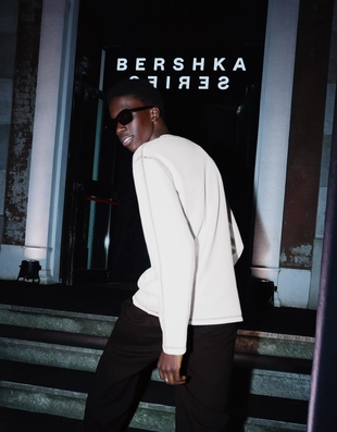 Футболка с длинными рукавами в рубчик с нашивкой- Заказать в России