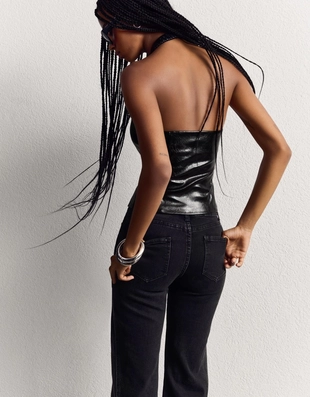 Топ из искусственной кожи с горловиной халтер и молнией- Заказать в России