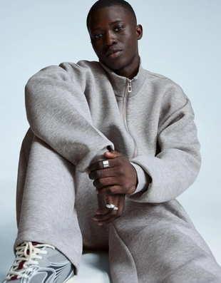 Брюки из высокотехнологичной ткани с защипами- Заказать в России