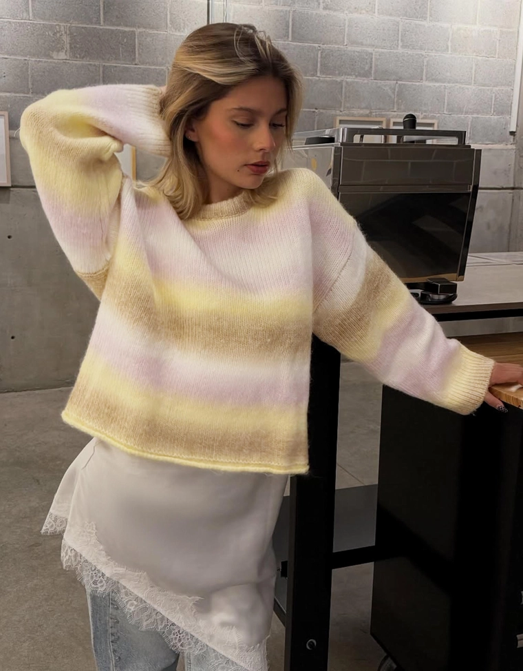 Многоцветный вязаный свитер