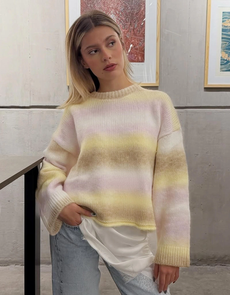 Многоцветный вязаный свитер