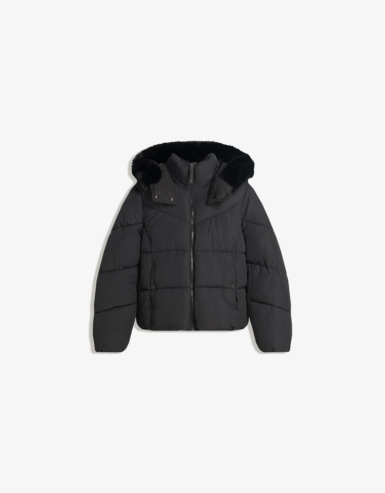 Пуховик из водоотталкивающей ткани с капюшоном и мехом