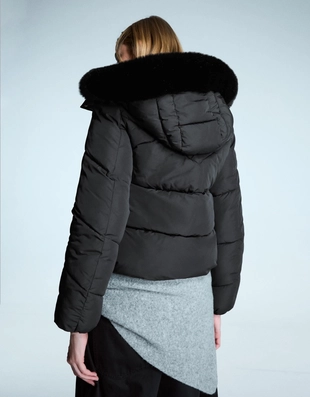 Пуховик из водоотталкивающей ткани с капюшоном и мехом- Заказать в России