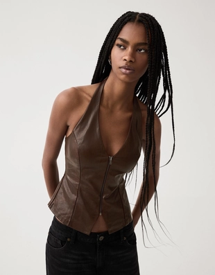Топ из искусственной кожи с горловиной халтер и молнией- Заказать в России