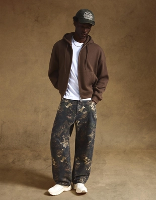 Брюки свободного кроя с принтом- Заказать в России