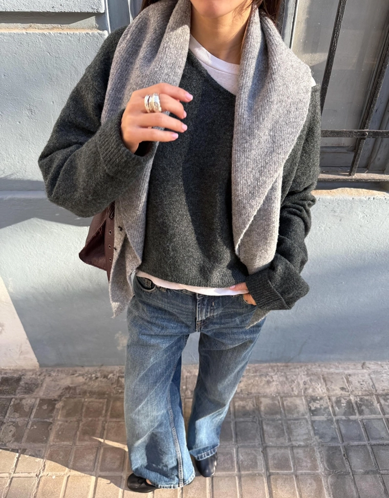 Свитер с V-образным вырезом и мягким прикосновением