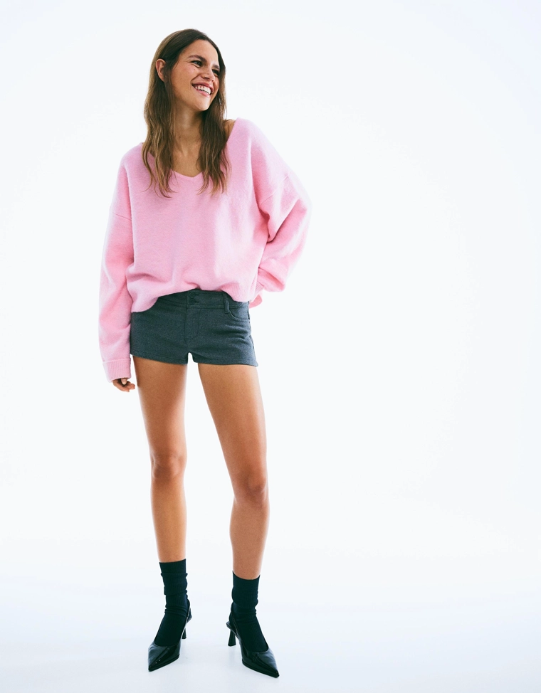 Свитер с V-образным вырезом и мягким прикосновением