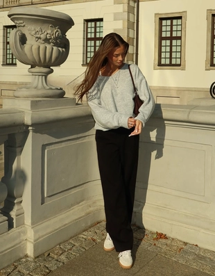 Свитер с V-образным вырезом и мягким прикосновением- Заказать в России