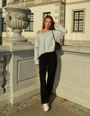 Свитер с V-образным вырезом и мягким прикосновением- Заказать в России