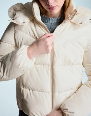 Пуховик из водоотталкивающей ткани с капюшоном и мехом- Заказать в России