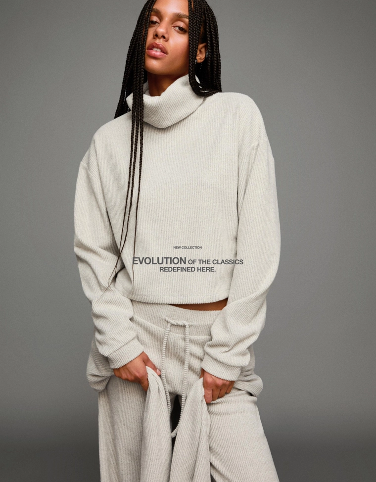 Свитер в рубчик с высоким воротником