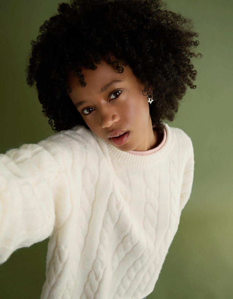 Свитер с узором косы