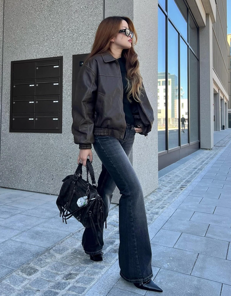 Сумка-боулинг с эффектом потертости и ремнями