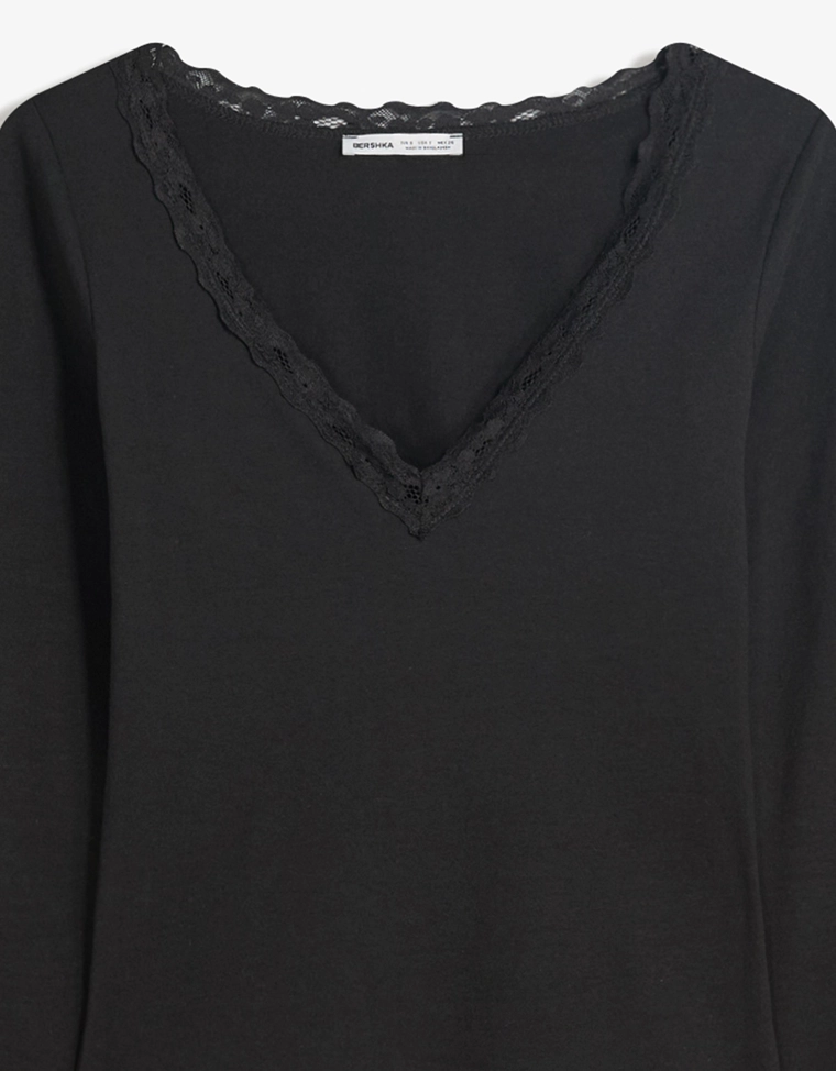 Лонгслив с кружевной отделкой
