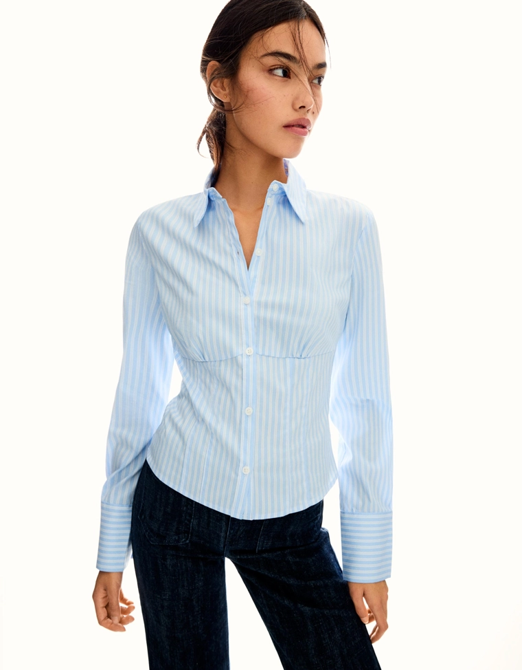 Приталенная рубашка с защипами