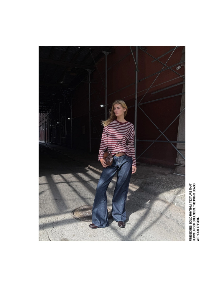 Джинсы с широкими штанинами и низкой посадкой