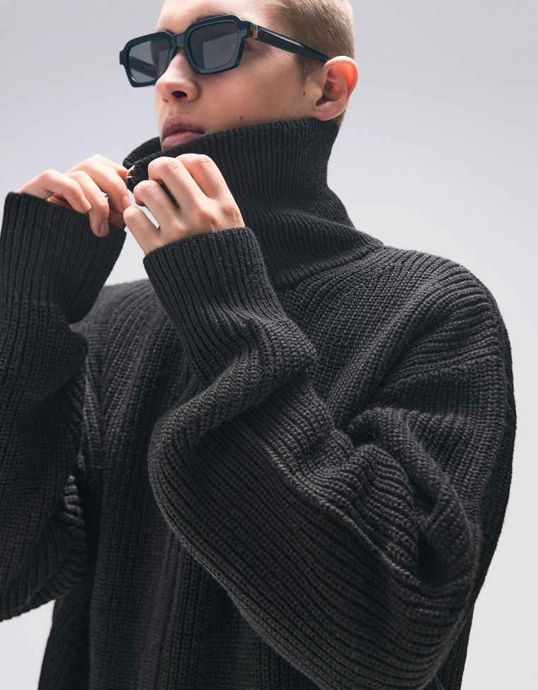 Куртка на молнии с вышивкой