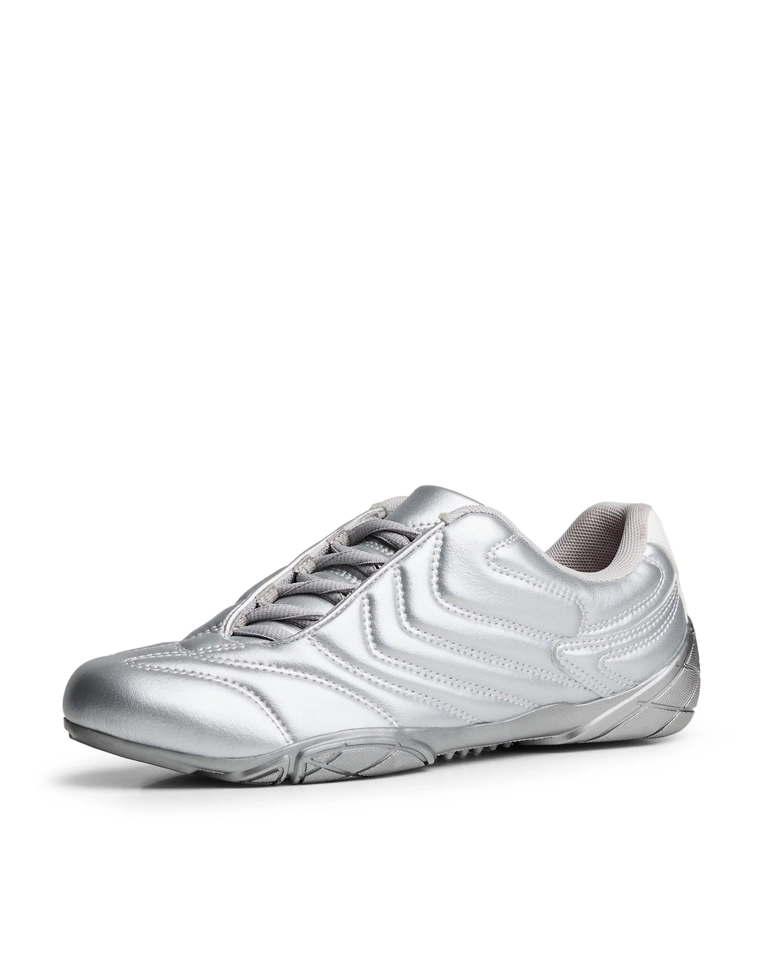 Спортивные футбольные бутсы