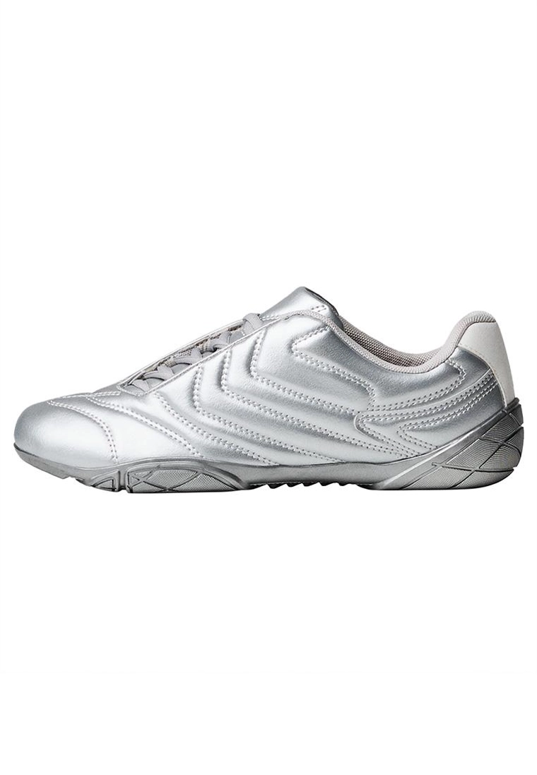 Спортивные футбольные бутсы