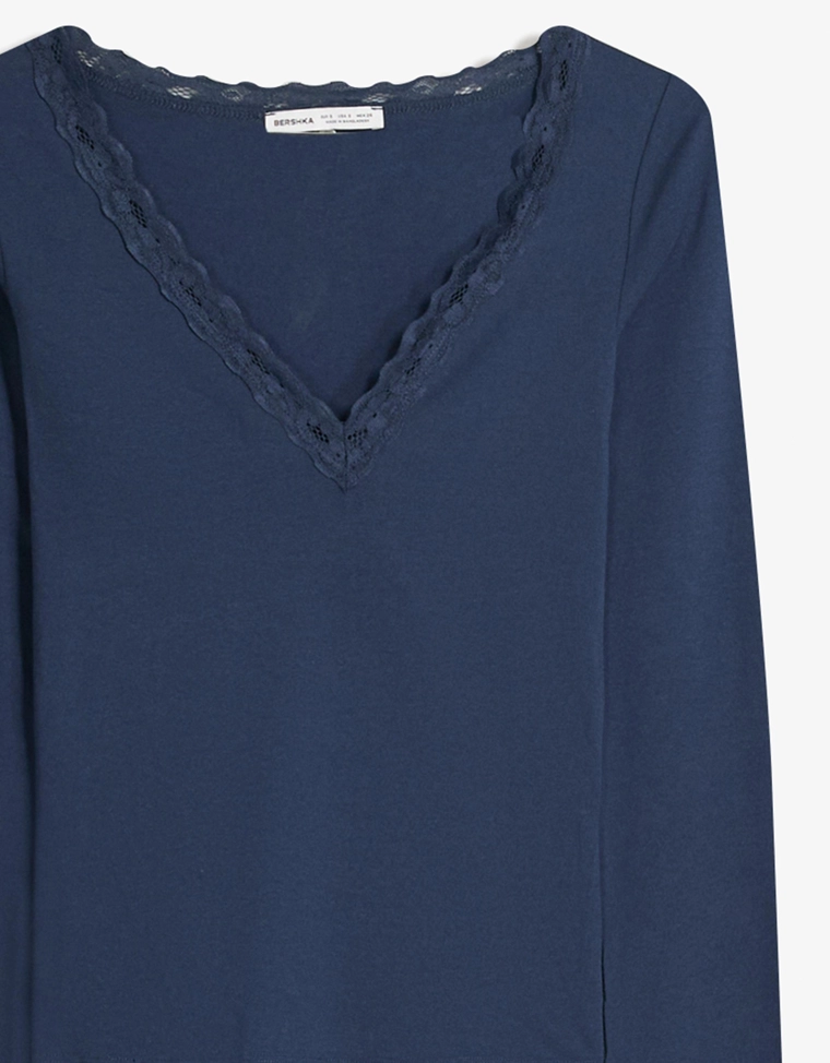 Лонгслив с кружевной отделкой