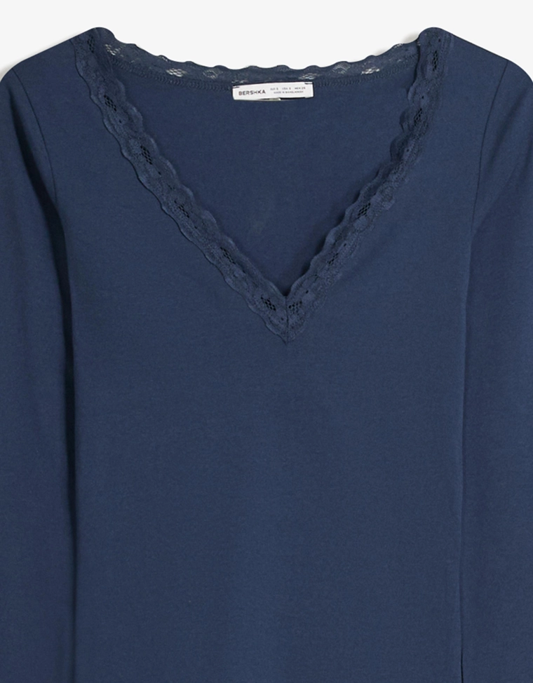 Лонгслив с кружевной отделкой