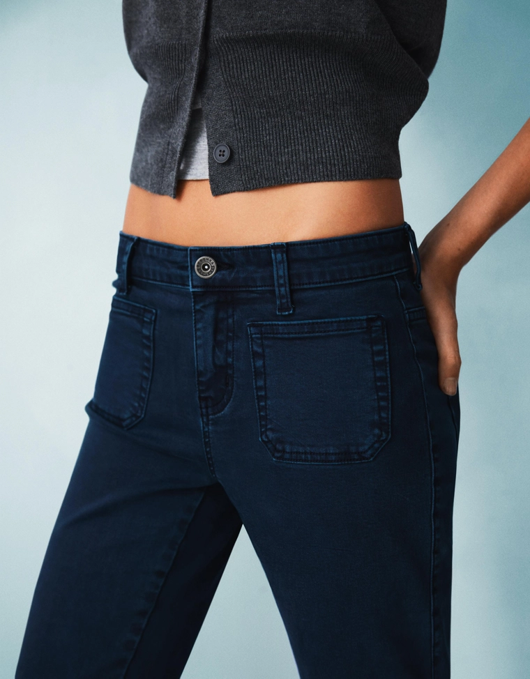 Расклешенные брюки с карманами с клапанами