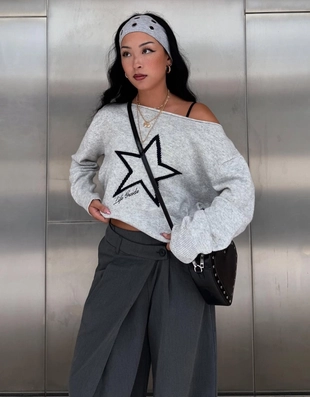 Grey | 7125/693/802 - Bershka Свитер с вырезом «лодочка» и принтом